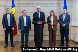 Premierul desemnat, Alexandru Munteanu (centru), la un briefing de presă alături de deputați PAS după consultările cu fracțiunea majoritară din parlament.