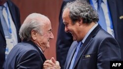 Футболдан аластатылған FIFA басшысы Зепп Блаттер (сол жақта) мен UEFA басшысы Мишель Платини.