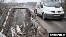 Разрушенный мост в Луганской области. Март 2015 года.