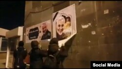 پاره کردن تصویر قاسم سلیمانی در جریان یکی از تجمعات اعتراضی پس از سرنگونی هواپیمای اوکراینی / عکس از آرشیو