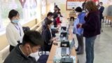 Civilek vették videóra a feltételezett kirgiz választási csalásokat