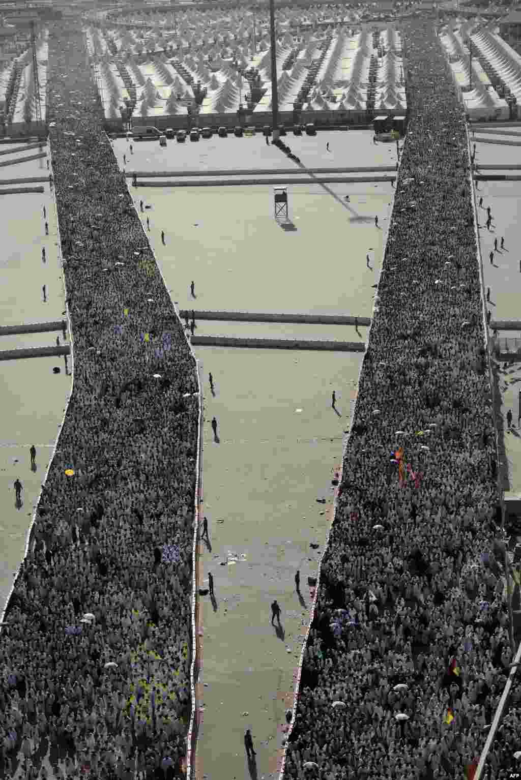 Muslim pilgrims arrive to throw pebbles at pillars during the &quot;Jamarat&quot; ritual in Mina near the holy city of Mecca, Saudi Arabia. Pilgrims pelt pillars symbolizing the devil to show their defiance as Muslims celebrate&nbsp;Eid al-Adha or the Feast of the Sacrifice, marking the end of the pilgrimage and commemorating Abraham&#39;s willingness to sacrifice his son Ismail on God&#39;s command. (AFP/Mohammed al-Shaikh) 