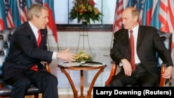 ჯორჯ ბუში (მარცხნივ) და ვლადმირ პუტინი