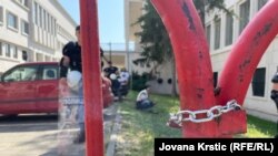 Katanci na ogradi na prilazima pokrajinskoj skupštini, 25. jun 2025.