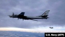 Ф/А-18 Хорнет од носачот на авиони УСС Нимиц придружува руски Ту-95 Беар, авион бомбардери со долг дострел јужно од Јапонија, 09 февруари 2008 година