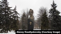 Пам’ятник Феліксу Дзержинському з прикріпленим хрестом у Краснодарі, 20 грудня 2016 року