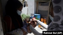 ارشیف: په کابل کې د پولیو ضد واکسین د تطبیق کمپاین څخه یو انځور - June 15, 2021