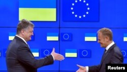 Donald Tusk və Petro Poroshenko 