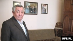 Диссидент Каришал Асанов в своей квартире. Алматы, март 2009 года. 