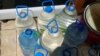 Жители Ашхабада наполняют различные емкости водой, чтобы использовать ее в склепе проблем с водоснабжением в квартирах. Ашхабад (иллюстративное фото) 
