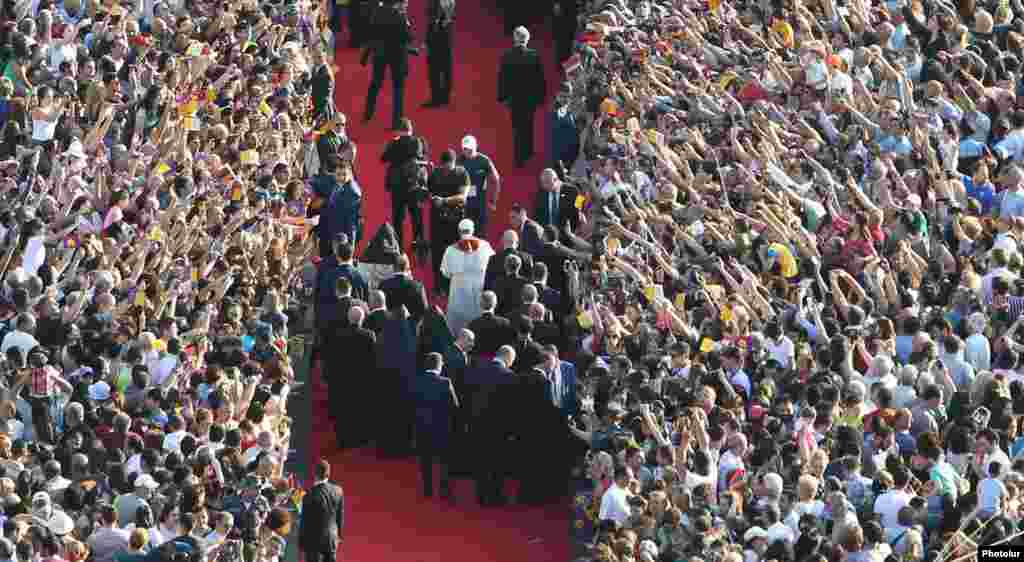 Armenia - Armenians greet Pope Francis and Catholicos Garegin II in Yerevan's Republic Square, 25Jun2016.