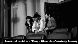 S lijeva na desno: Marina Abramović, Jozef Bojs i Dunja Blažević, april 1974.