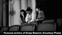 S leva na desno: Marina Abramović, Jozef Bojs i Dunja Blažević, april 1974.