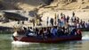 Etiopljani iz regije Tigray na putu ka Sudanu čamcima prelaze rijeku Setit.