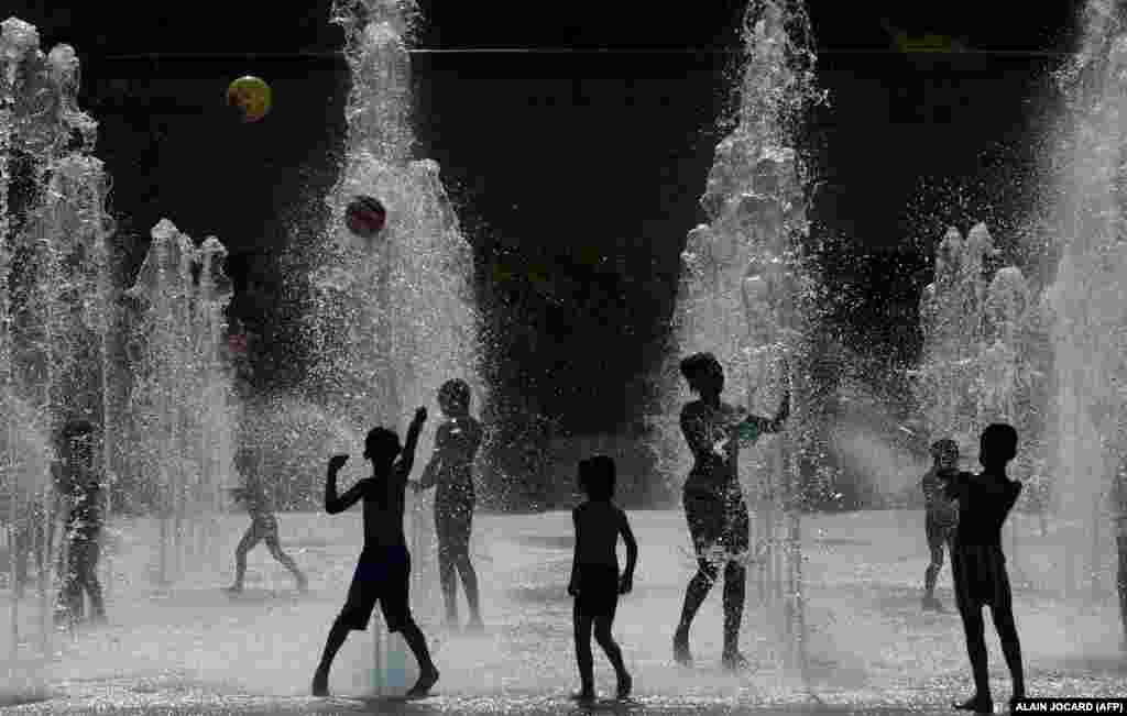 Children play with water jets at the Parc Andre Citroen in Paris. (AFP/Alain Jocard)