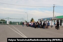 Громадяни приїжджають постійно