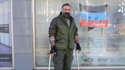 Павел Ботка позує біля магазину меблів Hanak в Донецьку