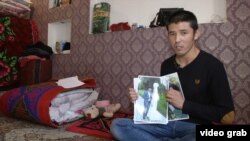 Нурлан Бекбосынулы показывает фотографии своих родных, которые, по его словам, заключены под стражу в Китае.