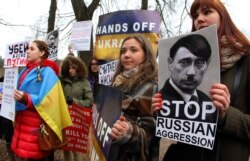 Акція протесту біля посольства Росії в Литві проти російської агресії щодо України. Вільнюс, 3 березня 2014 року