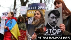 Архивное фото, 3 марта 2014 года: акция против российских действий на Украине - перед зданием посольства России в Вильнюсе