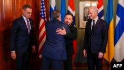 Президент України Володимир Зеленський обіймає спецпредставника президента США Стіва Віткоффа, праворуч прем’єрм-міністр Норвегії Йонас Гар Стере, ліворуч – президент Фінляндії Александр Стубб, Осло, 20 жовтня 2026 року