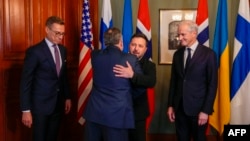 Президент України Володимир Зеленський обіймає представника США Стіва Віткоффа під час зустрічі з прем’єр-міністром Норвегії Йонасом Ґаром Стьоре (праворуч) і президентом Фінляндії Александром Стуббом (ліворуч), Осло (Норвегія), 20 жовтня 2026 року