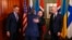 Президент України Володимир Зеленський обіймає представника США Стіва Віткоффа під час зустрічі з прем’єр-міністром Норвегії Йонасом Ґаром Стьоре (праворуч) і президентом Фінляндії Александром Стуббом (ліворуч), Осло (Норвегія), 20 жовтня 2026 року