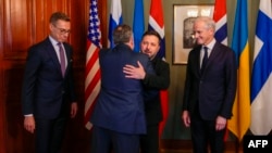 Ukrajinski predsjednik Volodimir Zelenski (drugi zdesna) grli američkog izaslanika Stevea Witkoffa, dok norveški premijer Jonas Gahr Store (desno) i finski predsjednik Alexander Stubb (lijevo) stoje sa strane, Oslo, 20. oktobar 2026.