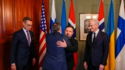 უკრაინის პრეზიდენტი ვოლოდიმირ ზელენსკი (მარჯვნიდან მეორე) ესალმება  აშშ-ის წარმომადგენელს სტივ უიტკოფს (მარცხნიდან მეორე). ფოტოზე არიან ნორვეგიის პრემიერმინისტრი იონას გარ სტიორე (მარჯვნივ) და ფინეთის პრეზიდენტი ალექსანდერ სტუბი (მარცხნივ). ოსლო. 2026 წლის 20 ოქტომბერს.
