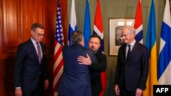 Президент України Володимир Зеленський обіймає спецпредставника президента США Стіва Віткоффа, праворуч прем’єрм-міністр Норвегії Йонас Гар Стере, ліворуч – президент Фінляндії Александр Стубб, Осло, 20 жовтня 2026 року
