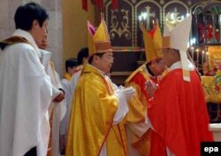 Обряд "освящения" католического епископа в Китае