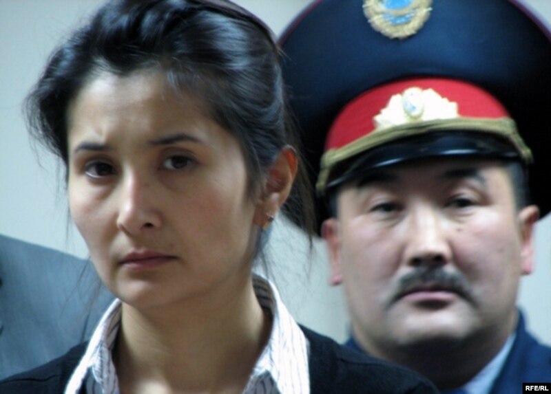 Нургуль Жандосова, жена экс-министра охраны окружающей среды Нурлана Искакова, в суде. Астана, 15 октября 2009 года.