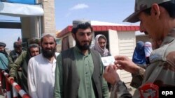 FILE: Pakistani security officials check people as they cross the Pakistan-Afghan border in Chaman (April, 2015).