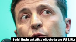 27 квітня Зеленський порадив російській владі не витрачати даремно час, «намагаючись спокусити громадян України паспортами РФ»