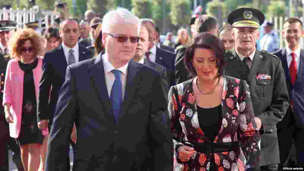 Hrvatski predsjednik Ivo Josipović sa predsjednicom Kosova Atifete Jahjaga, Priština, 6. septembar 2013. 