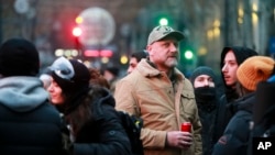 Zura Japaridze (cu șapcă cu cozoroc), un lider al opoziției georgiene, la o nouă demonstrație de protest, duminică, 1 decembrie, la Tbilisi.