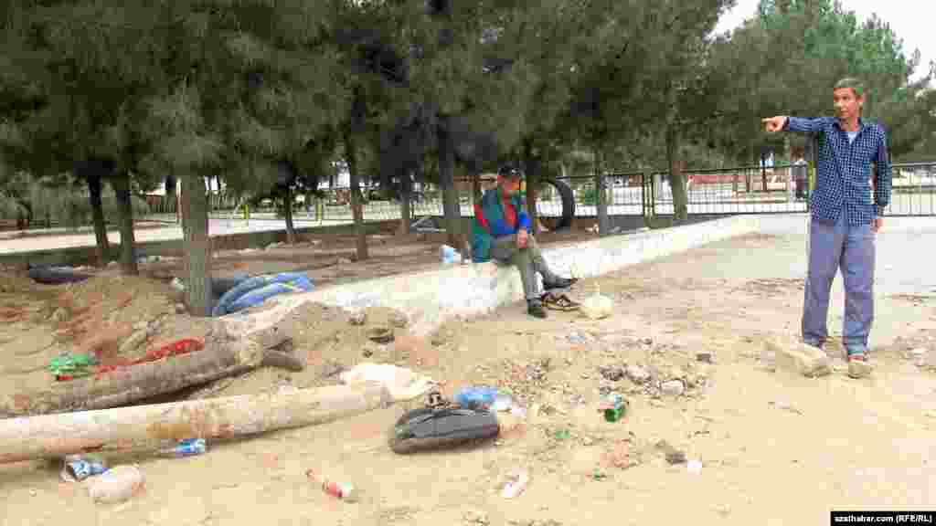 Käbir ýaşaýjylar &ldquo;Daşoguz bazarynyň&rdquo; töweregindäki hapa-hupalara resmiler tarapyndan ýeterlik derejede gözegçilik edilmeýändigini aýdyp, şikaýat edýärler.