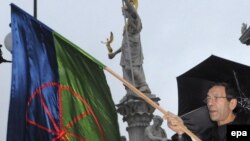 Imagine de la demonstrația „Opriți violența în Ungaria”, desfășurată în fața Parlamentului de la Viena