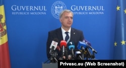Ministrul Dezvoltării Economice și Digitalizării, Eugen Osmochescu, vorbind jurnaliștilor despre Portul Internațional Giurgiulești la un briefing de presă după ședința Guvernului din 22 aprilie 2026