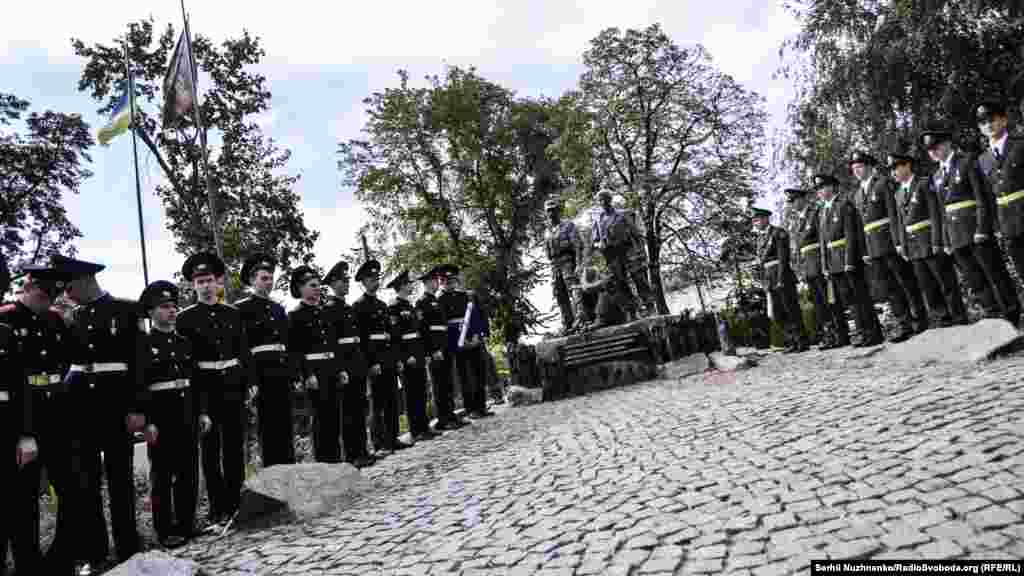 Кадети Київського військового ліцею імені Івана Богуна вишикувались перед урочистою ходою до Дня миру біля Меморіалу воїнам України, полеглим в Афганістані