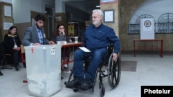 Armenia - A voter casts a ballot at a polling station in Yerevan, 2Apr2017.