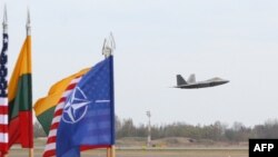 Американский военный самолет взлетает с базы ВВС Литвы в Шауляе