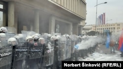 Okupljeni na protestu bacali su brašno na policiju ispred Skupštine Novog Sada, 24. februar 2025.