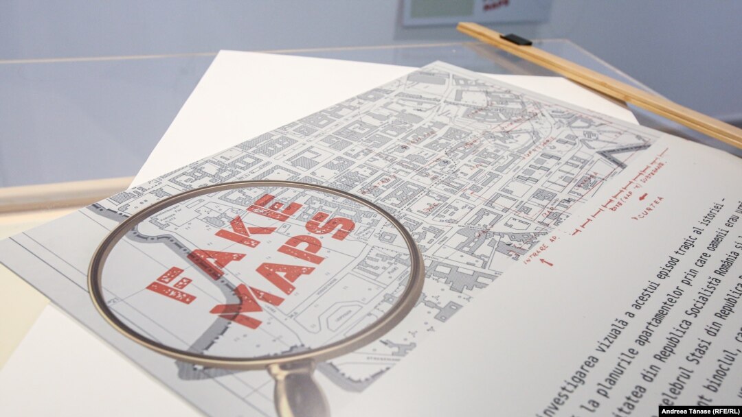 Panouri din cardul expoziției „FAKE MAPS/HĂRȚI FALSE/FALSCHE KARTEN”.