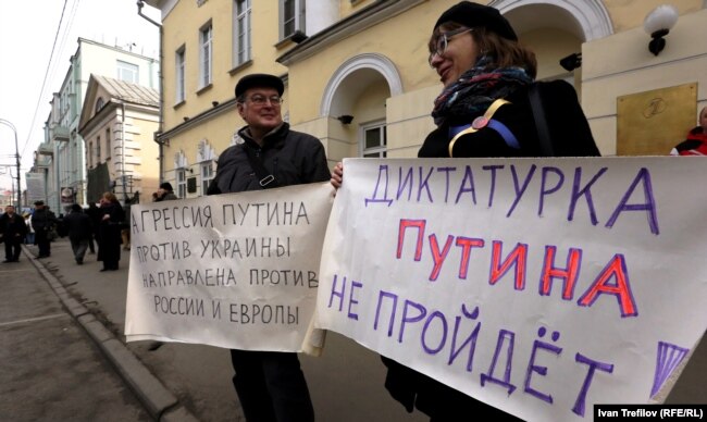 Антивоенная акция в Москве в дни аннексии Крыма, март 2014 года