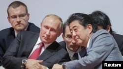 Синдзо Абэ и Владимир Путин на Восточном экономическом форуме во Владивостоке, 12 октября 2018