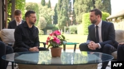 Ілюстраційне фото. Президент Володимир Зеленський (ліворуч) і віцепрезидент США Джей Ді Венс під час зустрічі в Римі, травень 2025 року