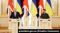 Президент України Володимир Зеленський і премʼєр-міністр Великої Британії Борис Джонсон (ліворуч). Київ, 17 червня 2022 року