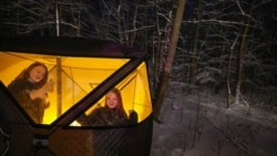 Утепленная палатка с печкой для временного размещения жителей домов, которые лишились электроснабжения и отопления, Киев, 16 января 2026
