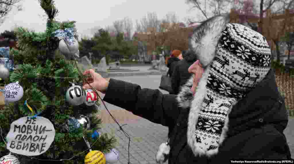 На площі встановили ялинку, яку прикрасили іграшками з нагадуваннями про полонених